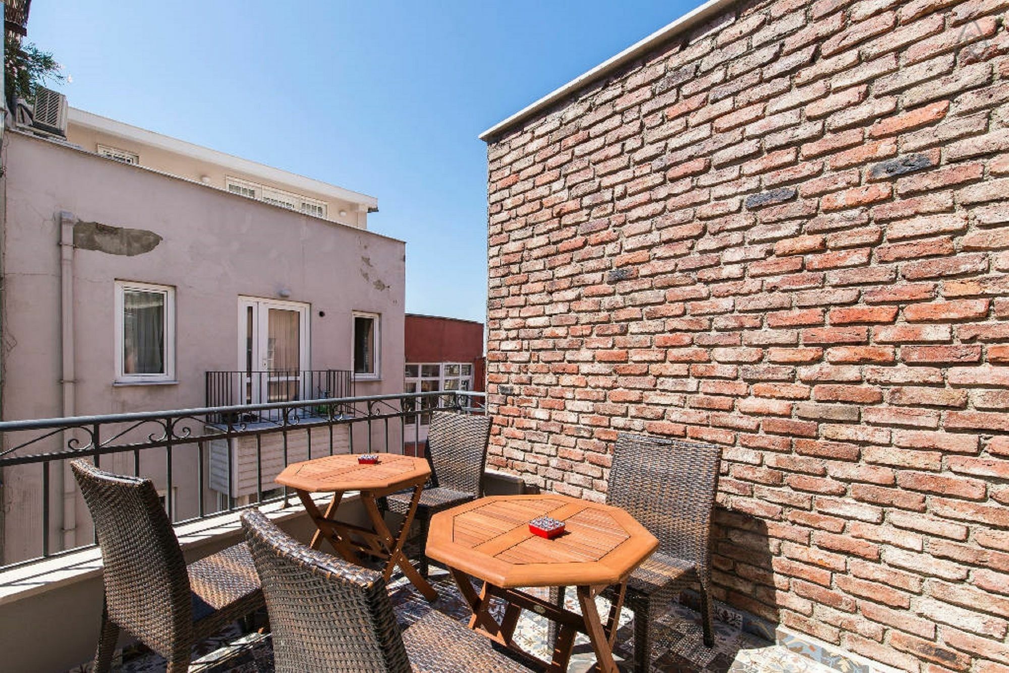 Utarit Hotel อิสตันบูล ภายนอก รูปภาพ A typical rooftop terrace in Belgrade