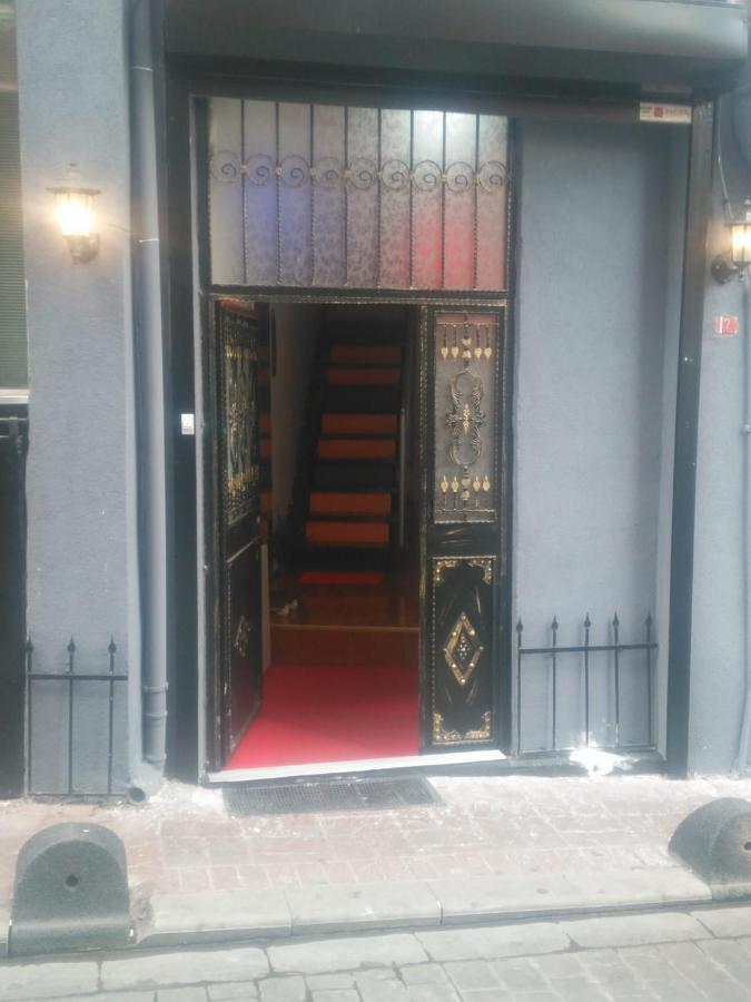 Utarit Hotel อิสตันบูล ภายนอก รูปภาพ Entrance to the nightclub