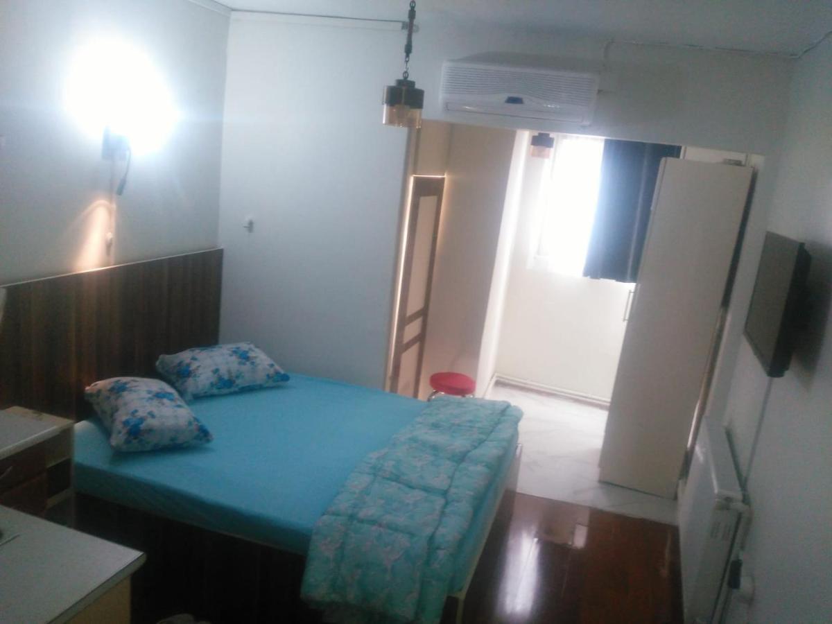Utarit Hotel อิสตันบูล ภายนอก รูปภาพ A bedroom in a boarding house in the Philippines